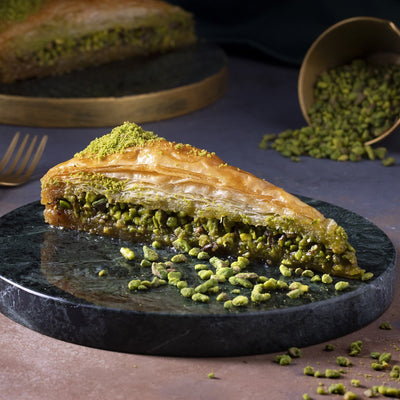 Karakoy Gulluoglu Pistachio Carrot Slice Baklava 1kg Metal Gift Box