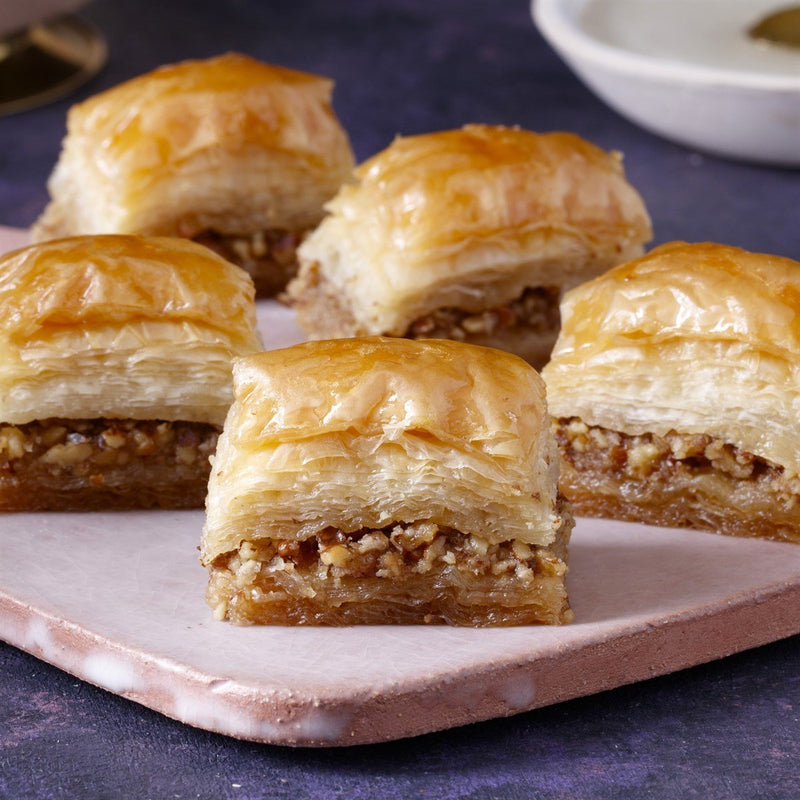 Karakoy Gulluoglu Diabak Walnut Baklava 1kg Metal Gift Box
