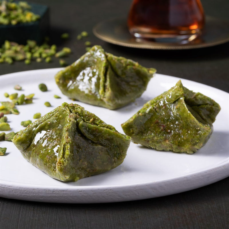 Karakoy Gulluoglu Pistachio Bride's Bundle Baklava 1kg Metal Gift Box