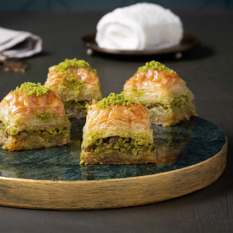 Karakoy Gulluoglu Pistachio Dry Baklava 1kg Metal Gift Box - صورة 1
