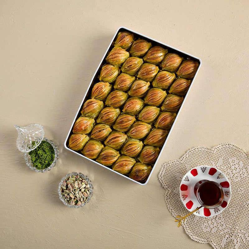Karakoy Gulluoglu Pistachio Mussel Baklava 1kg Metal Gift Box - صورة 3