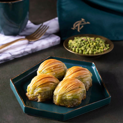 Karakoy Gulluoglu Pistachio Mussel Baklava 1kg Metal Gift Box