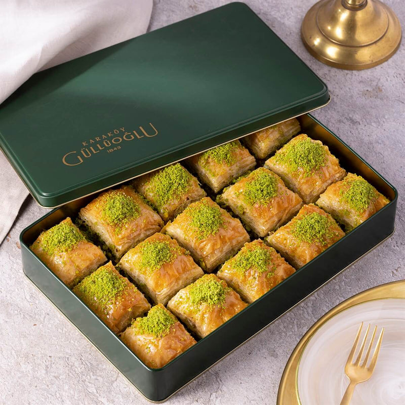 Karakoy Gulluoglu Pistachio Square Baklava 1kg Metal Gift Box - صورة 2