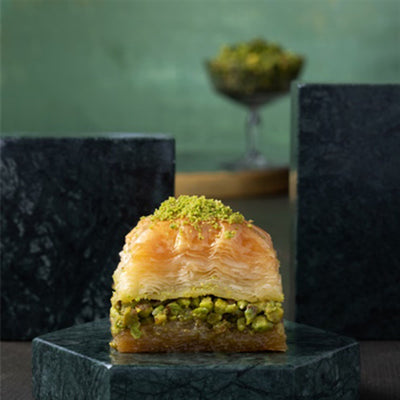 Karakoy Gulluoglu Pistachio Square Baklava 1kg Metal Gift Box