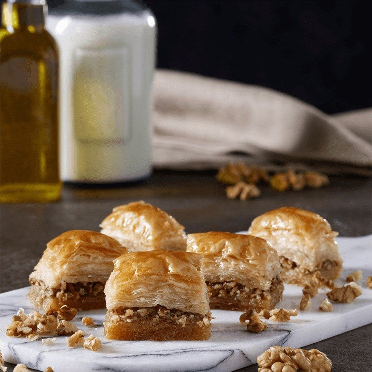 Karakoy Gulluoglu Vegan Walnut Baklava 1kg Metal Gift Box - صورة 1