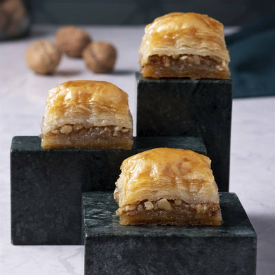 Karakoy Gulluoglu Walnut Baklava 1kg Metal Gift Box