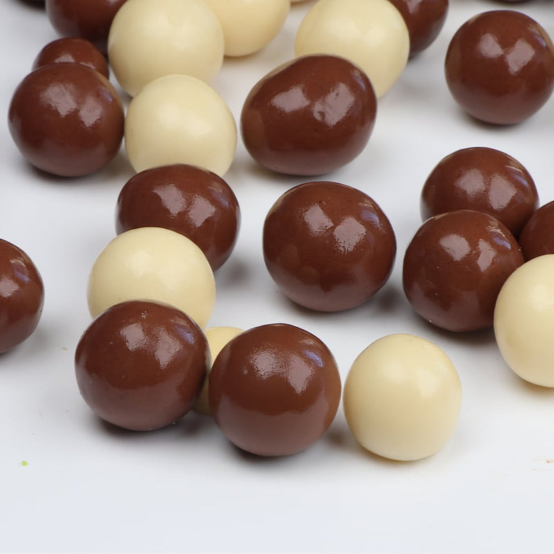 Lokum Atolyesi ivory milk chocolate hazelnut dragee gluten-free vegan 150g metal tin - صورة 2
